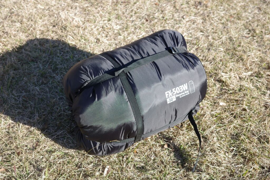 ベアーズロック「-30℃寝袋 FX-503W」を芝生に置く
