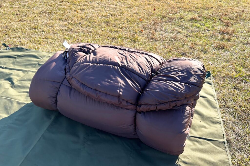 ベアーズロック「-30℃寝袋 FX-503W」をゴム紐で固定