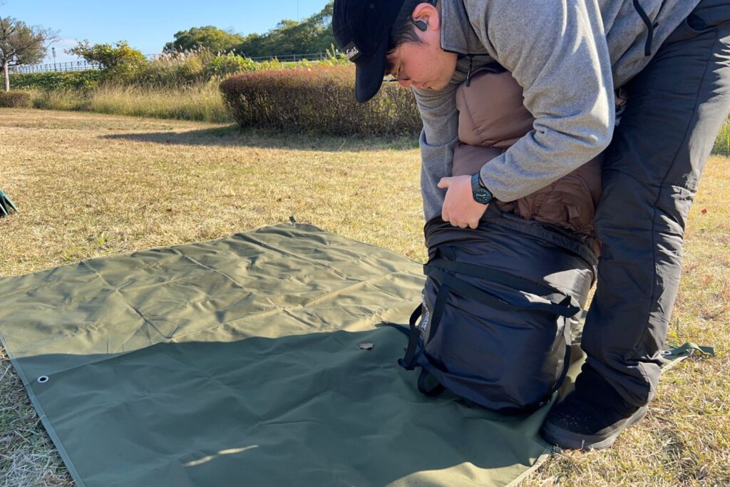 ベアーズロック「-30℃寝袋 FX-503W」を押し込むたなそう