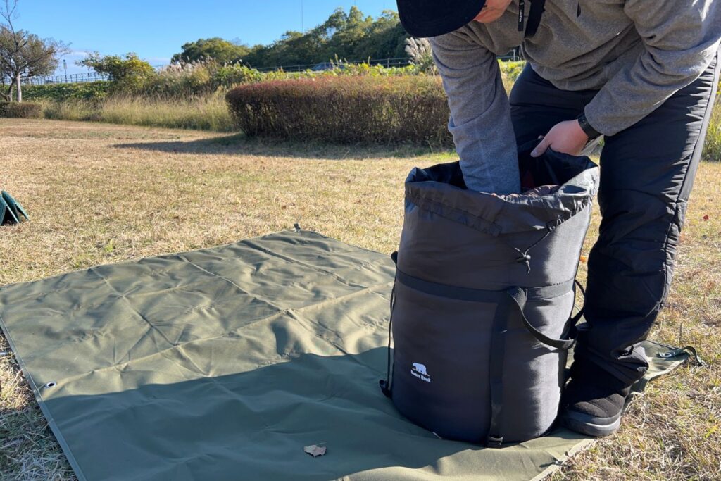 ベアーズロック「-30℃寝袋 FX-503W」を押し込むたなそう