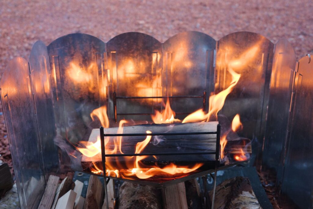 CAMP GREEB「ウインドスクリーン40cm片面ブラック」と焚き火