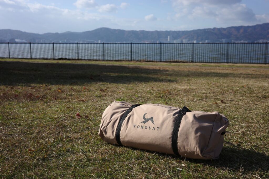 湖岸緑地とTOMOUNT「パップテント」