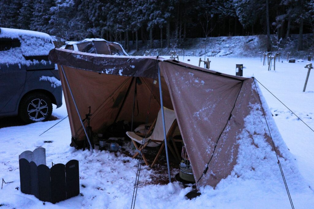 雪に埋もれるTOMOUNT「パップテント」