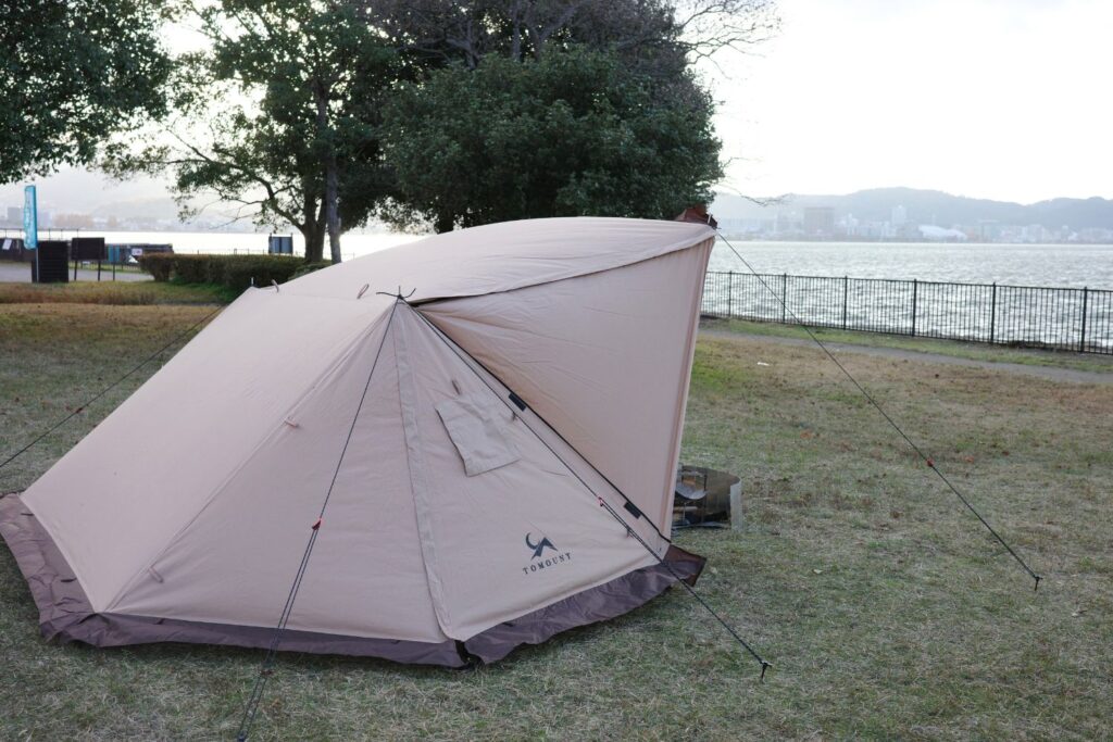 湖岸緑地に張ったTOMOUNT「パップテント」