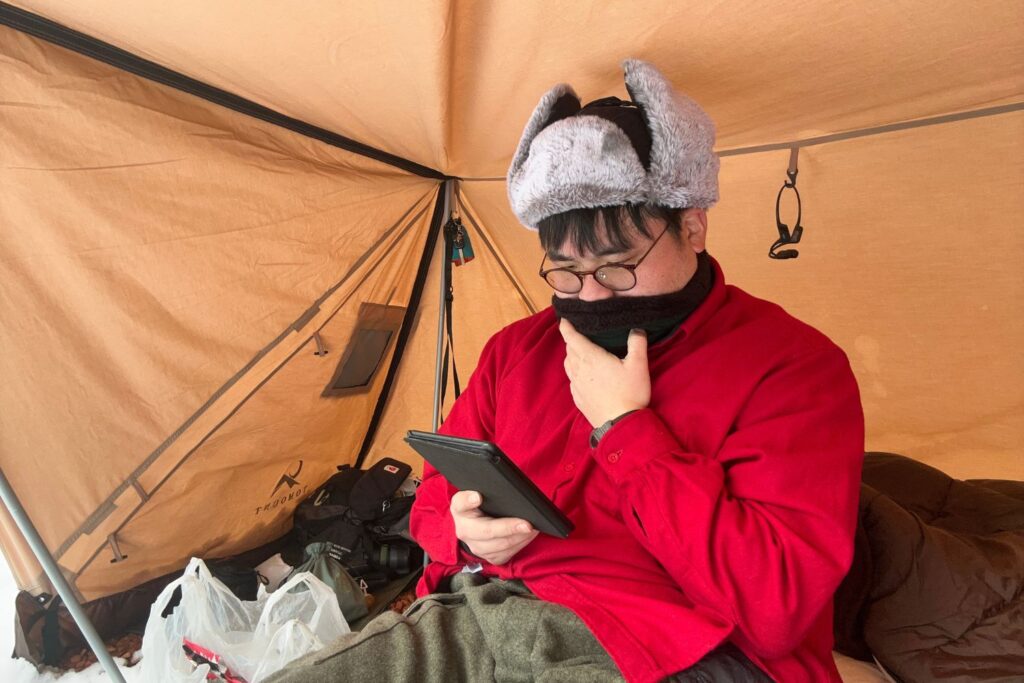 TOMOUNT「パップテント」で読書するたなそう