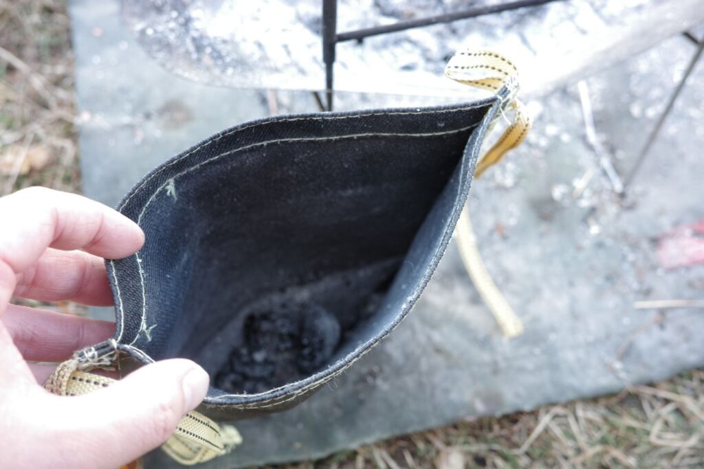 ZEN Camps「アッシュキャリー」の中の炭