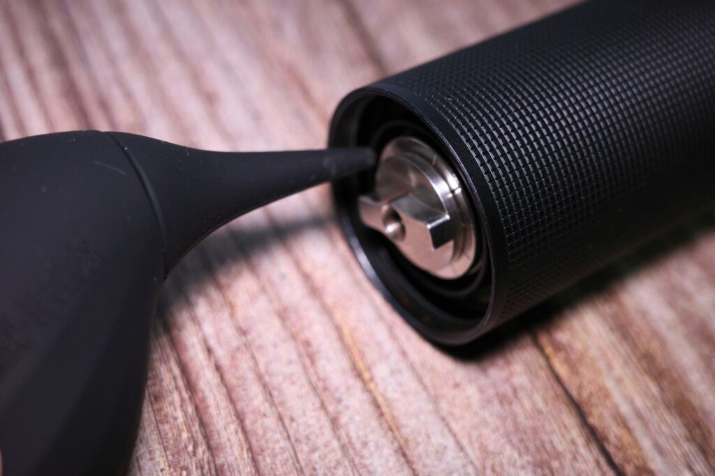 タイムモア「C3S Pro」のダイアルをブロワーで掃除