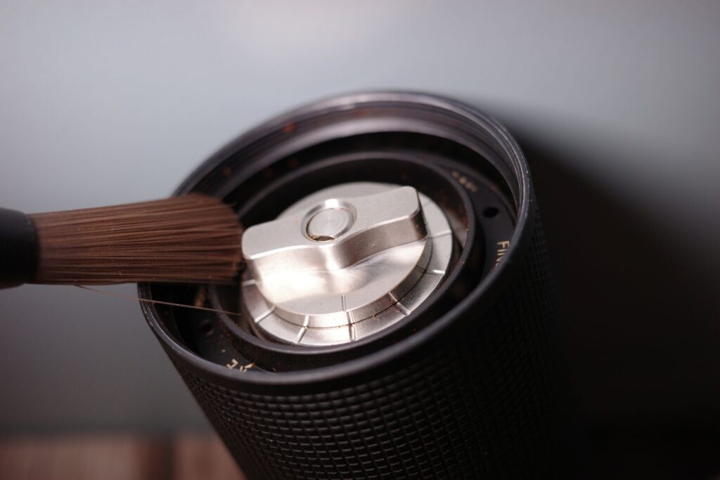 タイムモア「C3S Pro」のダイアルをブラシで掃除