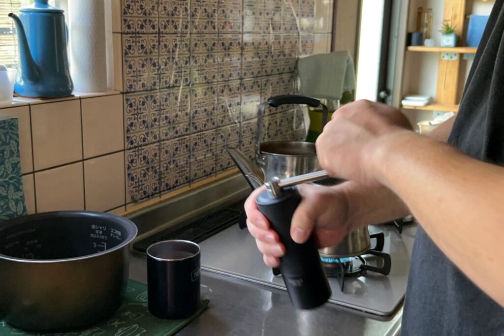 タイムモア「C3S Pro」でコーヒー豆を挽く