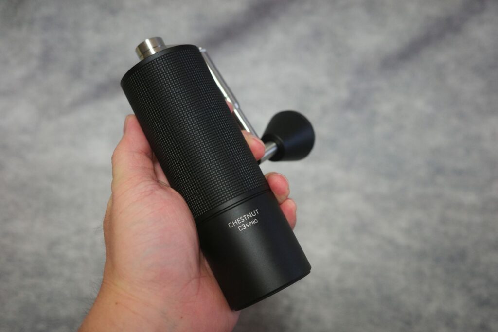 手に持ったタイムモア「C3S Pro」