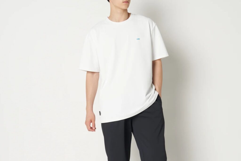 ELNEST×MOONRAKERS「ELNEST MOON TEE」を着た男性