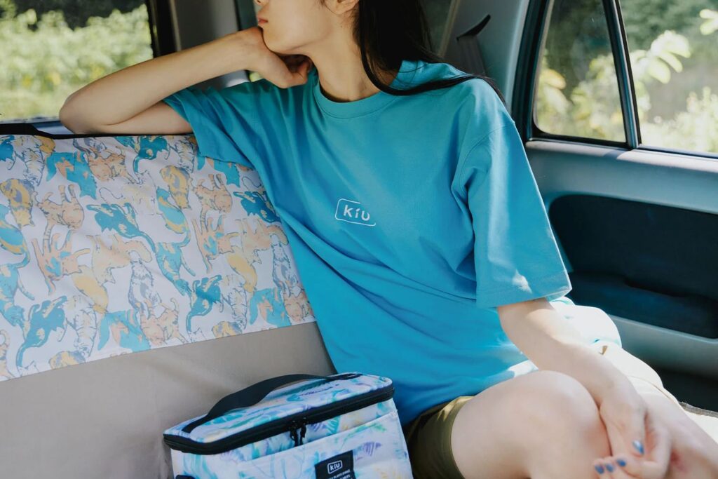キウ「クイックドライベーシックT」を着る女性