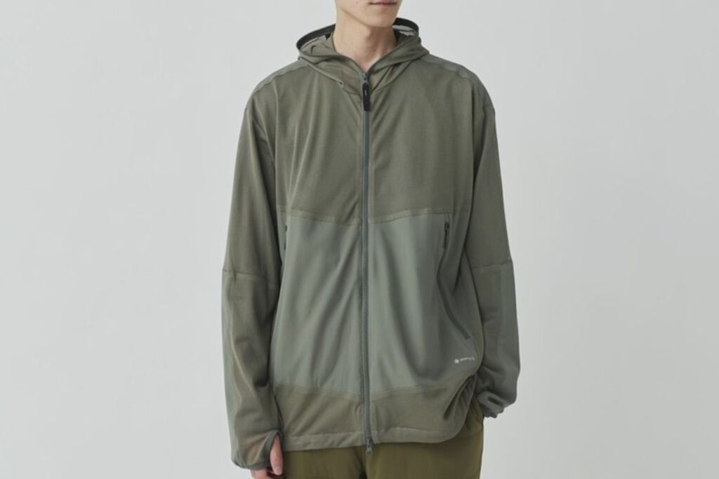 スノーピーク「Insect Shield Mesh Jacket」を着る男性