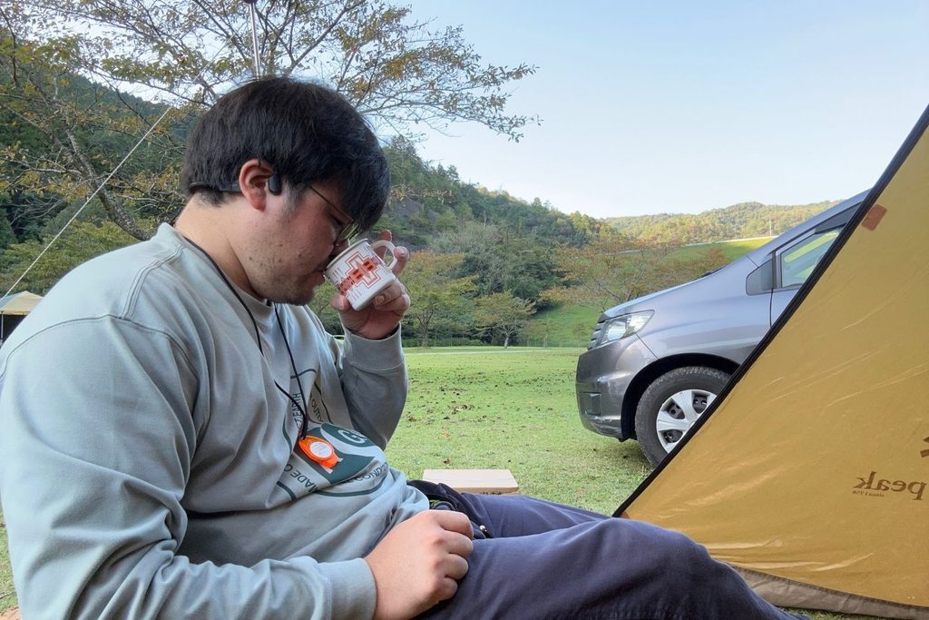 コーヒーを啜るたなそう